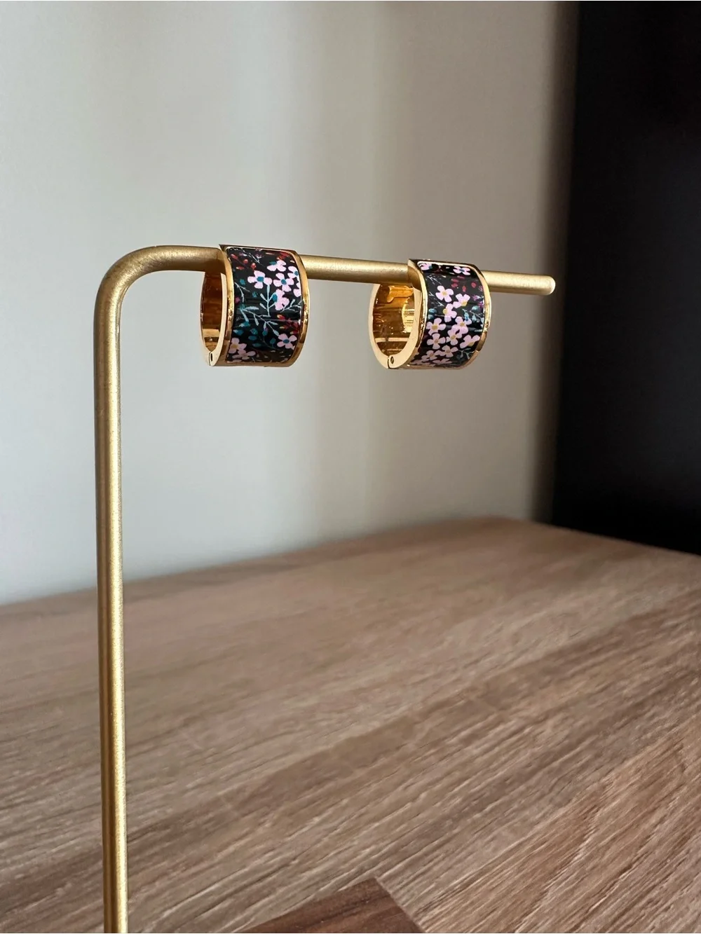Kate Spade Flower Huggie Hoop Earrings Gold Tone Floral Enamel Black Pink